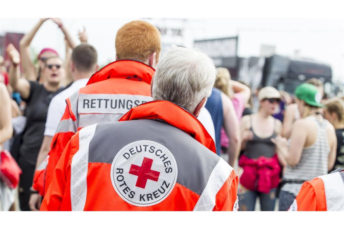Aggressiver Deutscher verliert Bewusstsein – tot Rettungskräfte im Einsatz (Symbolfoto)