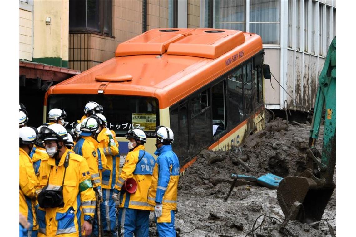 Dutzende nach Schlammlawine in Japan vermisst Rettungskräfte in der japanischen Stadt Atami. Foto: Hua Yi/XinHua/dpa