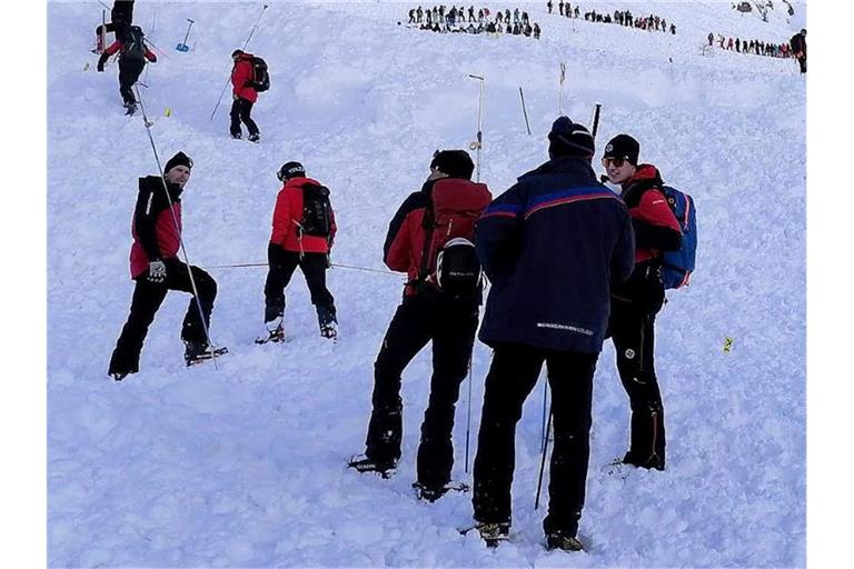 Rettungskräfte in Sölden sind am Lawinenkegel im Einsatz. Foto: Zoom.Tirol/APA/dpa