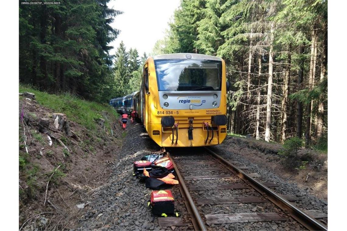 Zugunglück: Tote und Verletzte im tschechischen Grenzgebiet Rettungskräfte inspizieren am Unglücksort die Züge. Foto: -/Staatliche Eisenbahnverwaltung Tschechiens (SŽDC)/dpa