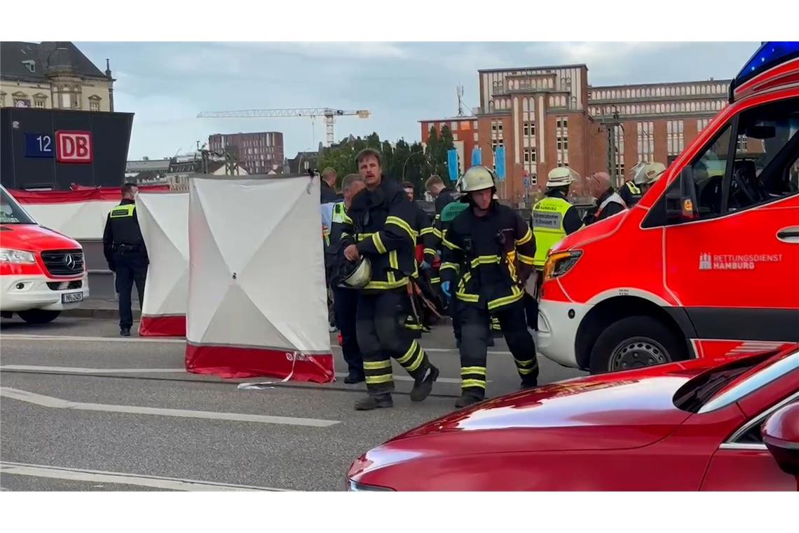 17 Verletzte – keine Anzeichen auf politisches Motiv Rettungskräfte kümmern sich um die Verletzten.