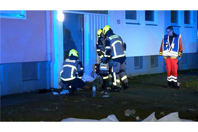 Rettungskräfte kümmern sich um eine Person. Bei einer Auseinandersetzung im Stadtteil Bismarck sind am Abend mehrere Menschen schwer verletzt worden. „Wir gehen davon aus, dass auch Waffen zum Einsatz gekommen sind“, sagt ein Sprecher der Polizei am Abend.