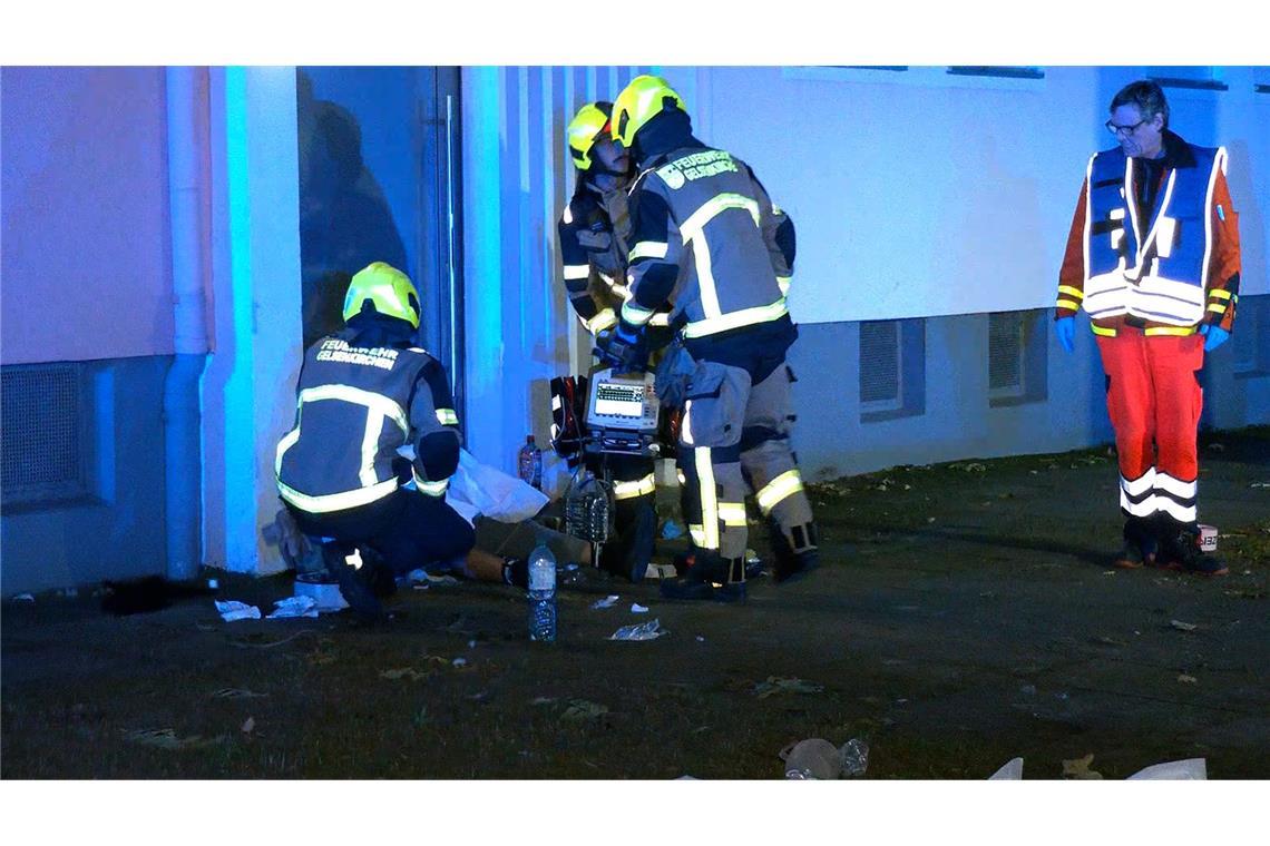 Massenschlägerei in Gelsenkirchen endet tödlich Rettungskräfte kümmern sich um eine Person. Bei einer Auseinandersetzung im Stadtteil Bismarck sind am Abend mehrere Menschen schwer verletzt worden.