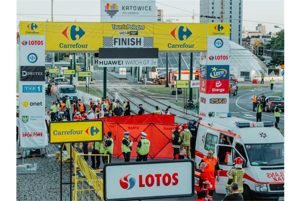 Rettungskräfte kümmerten sich im Zielbereich in Kattowitz um den schwer verletzten Fabio Jakobsen. Foto: Szymon Gruchalski/FORUM/dpa