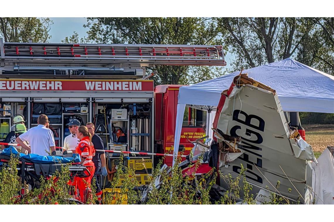 Rettungskräfte kümmerten sich um die Flugzeuginsassen.