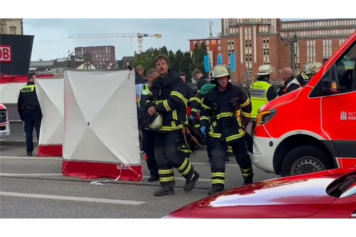 Rettungskräfte kümmerten sich um die Verletzten.