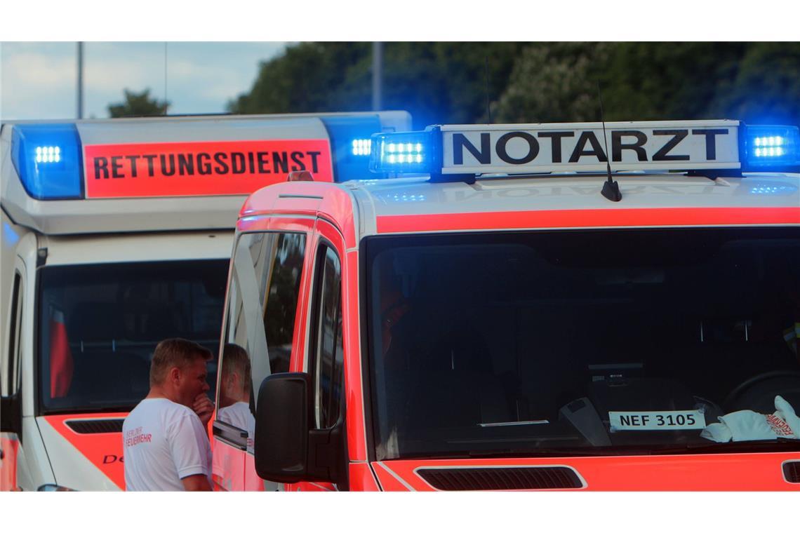 Ferrari kollidiert bei Überholmanöver – sechs Schwerverletzte Rettungskräfte kümmerten sich um die Verletzten (Symbolbild).