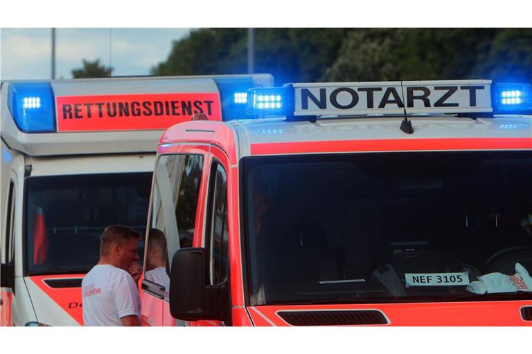 Rettungskräfte kümmerten sich um die Verletzten (Symbolbild).