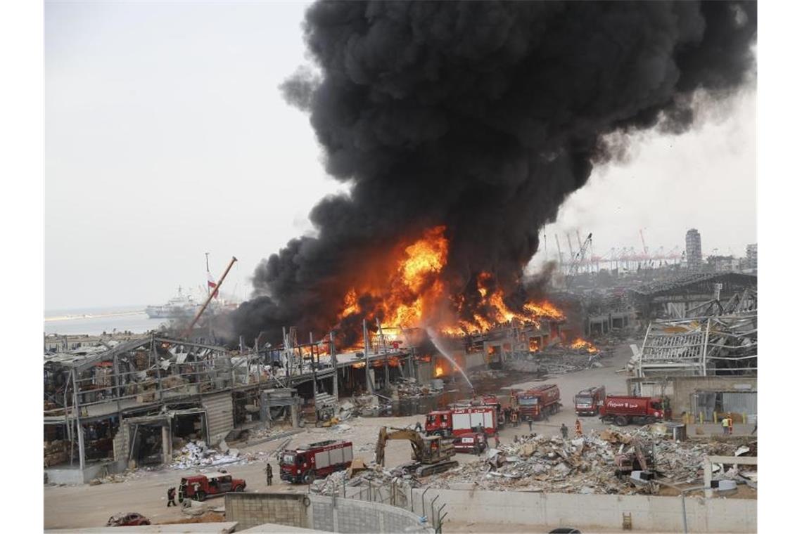 Rettungskräfte löschen das Feuer, das im Hafen von Beirut brennt. Foto: Hussein Malla/AP/dpa
