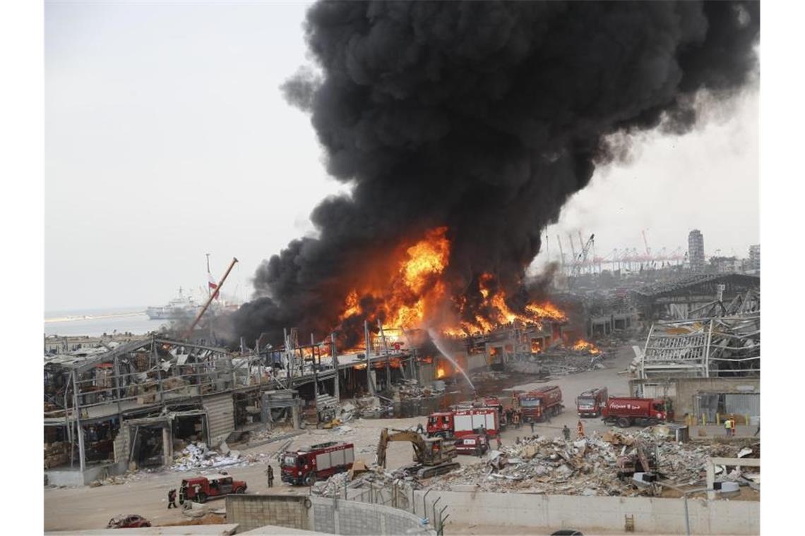 Wieder Großfeuer im Hafen von Beirut Rettungskräfte löschen das Feuer, das im Hafen von Beirut brennt. Foto: Hussein Malla/AP/dpa