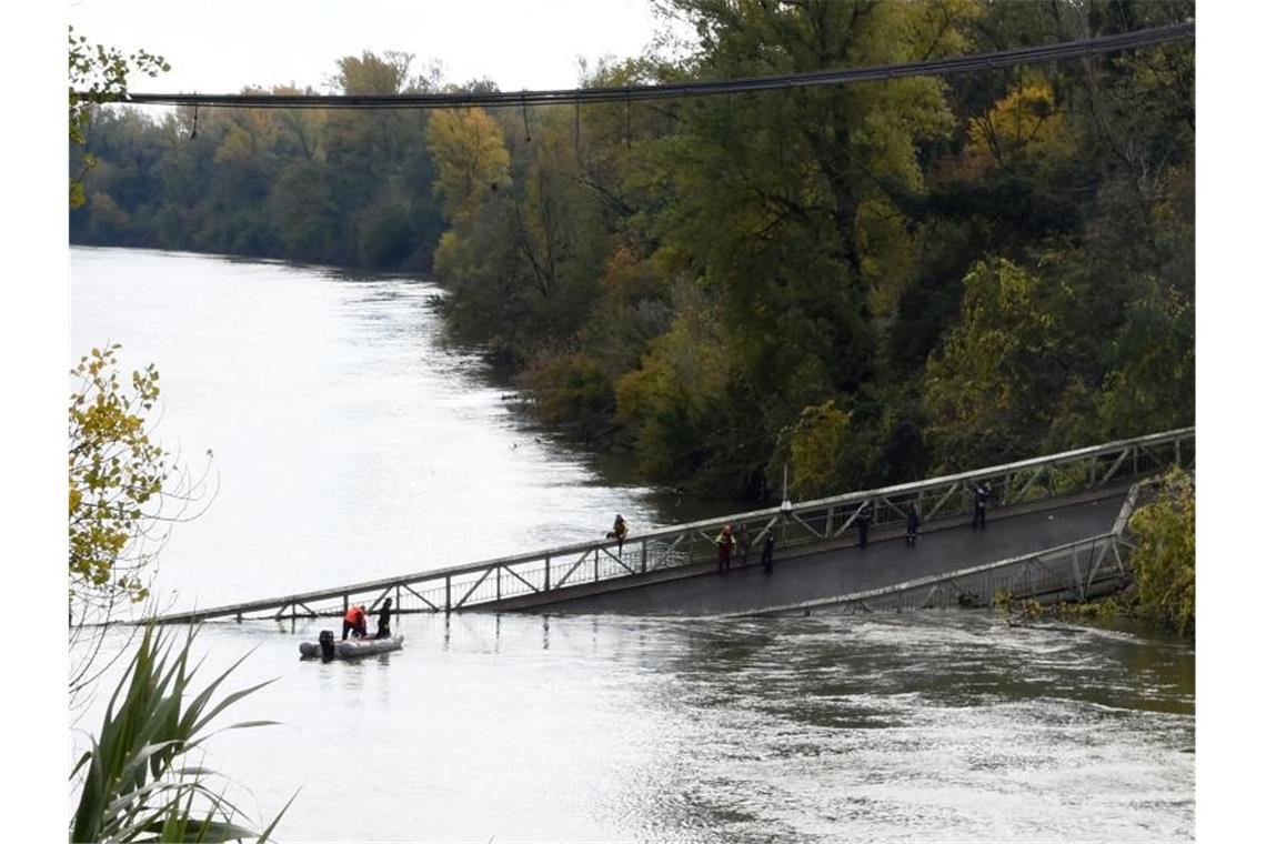 Brückeneinsturz in Frankreich - 15-Jährige stirbt Rettungskräfte neben der eingestürzten Brücke in Mirepoix-Sur-Tarn. Foto: Eric Cabanis/AFP/dpa