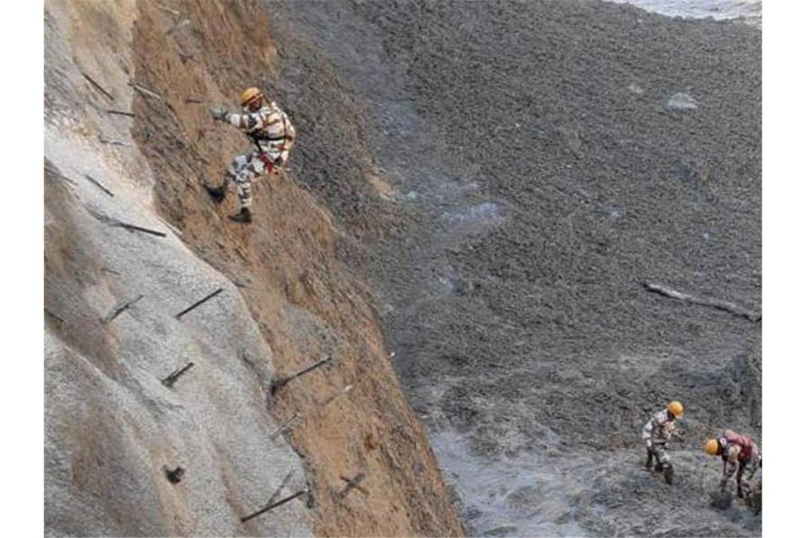 Sturzflut in Indien: Mindestens 26 Tote Rettungskräfte seilen sich einen Berghang nahe der Unfallstelle herab. Foto: Uncredited/Indo Tibetan Border Police/Ap/dpa