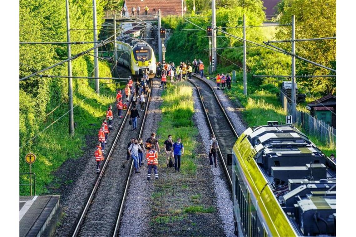 Von Zug erfasst: Mädchen stirbt am Unfallort Rettungskräfte sichern die Strecke als Passagiere den Zug verlassen. Foto: Kohls/SDMG/dpa
