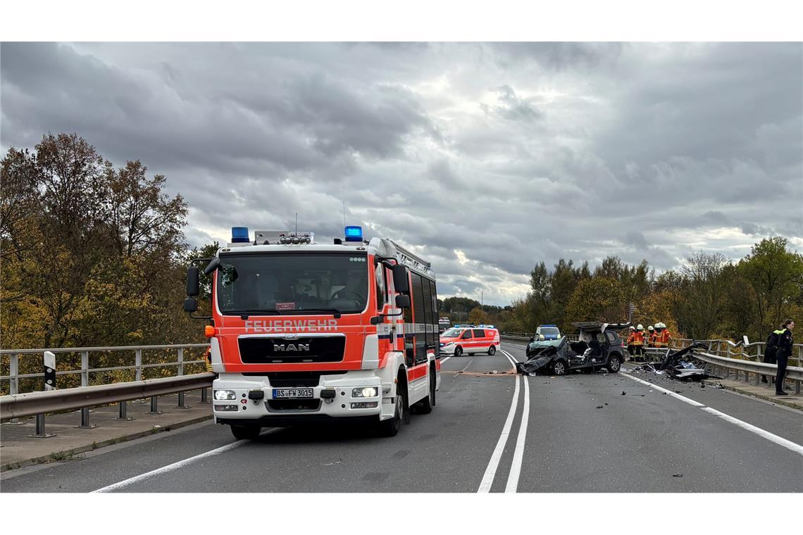 Auto stürzt nach Unfall in Mittellandkanal - drei Tote Rettungskräfte sind am Unfallort im Einsatz.