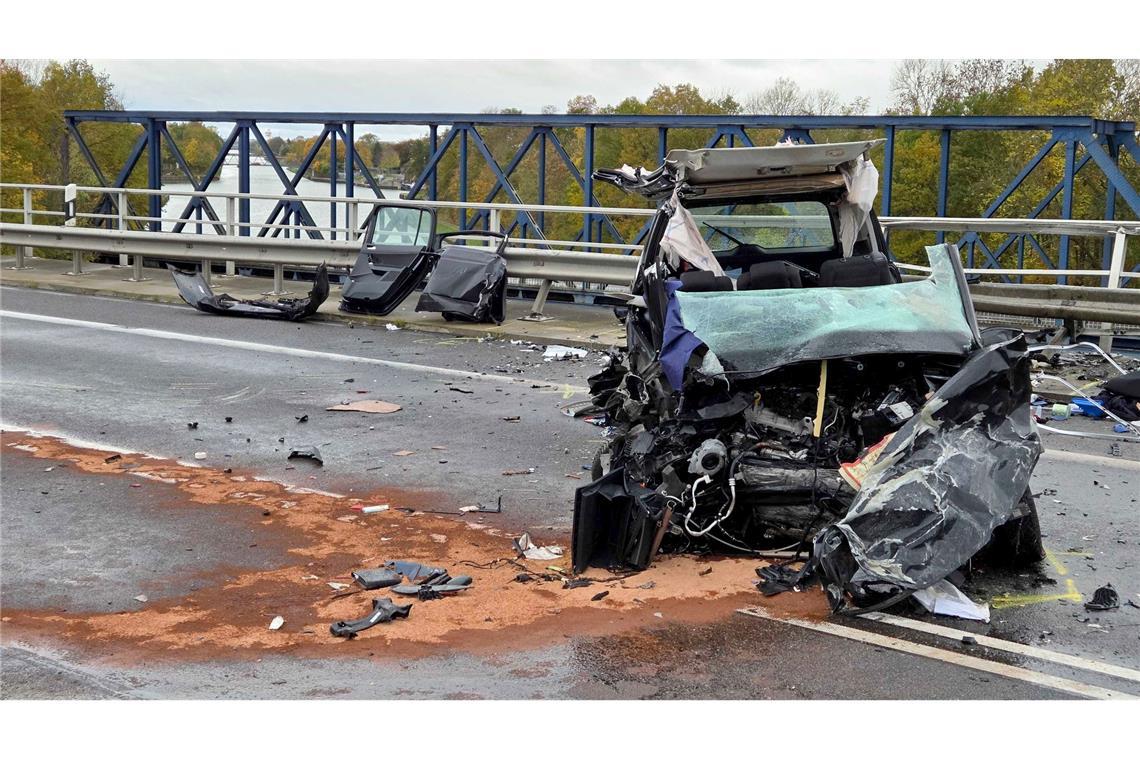 Auto stürzt nach Unfall in Mittellandkanal - drei Tote Rettungskräfte sind am Unfallort im Einsatz.