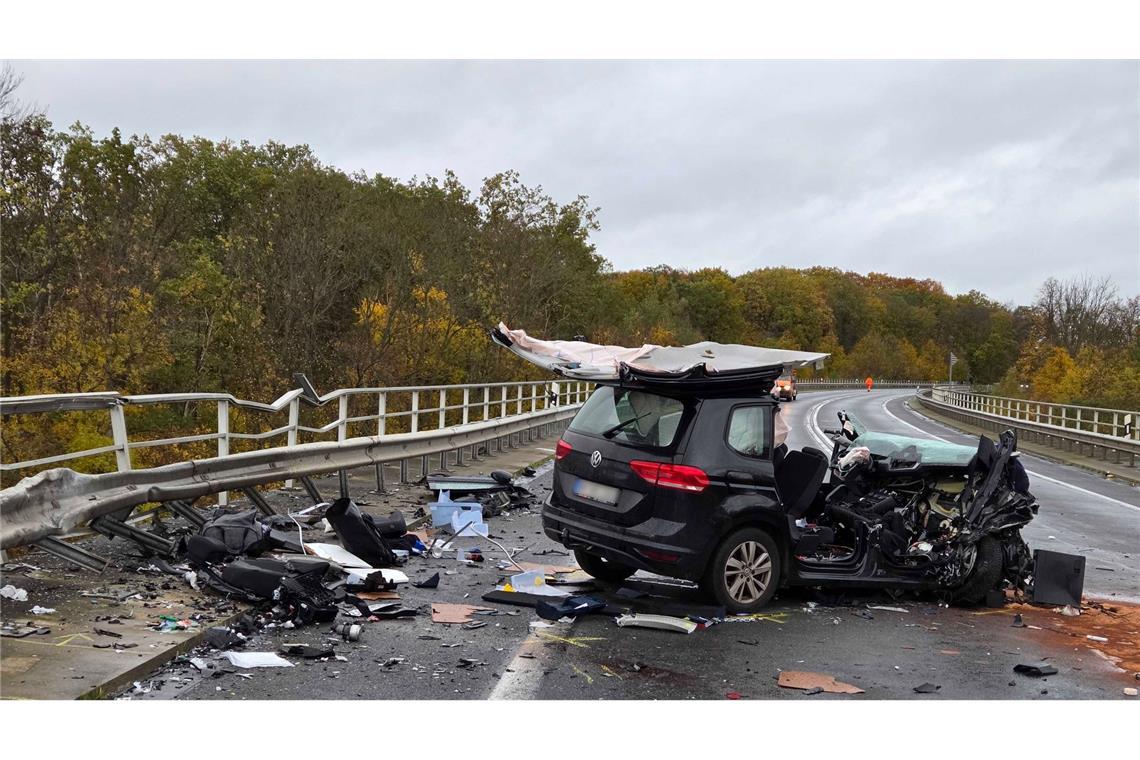 Auto stürzt nach Unfall in Mittellandkanal - drei Tote Rettungskräfte sind am Unfallort im Einsatz.