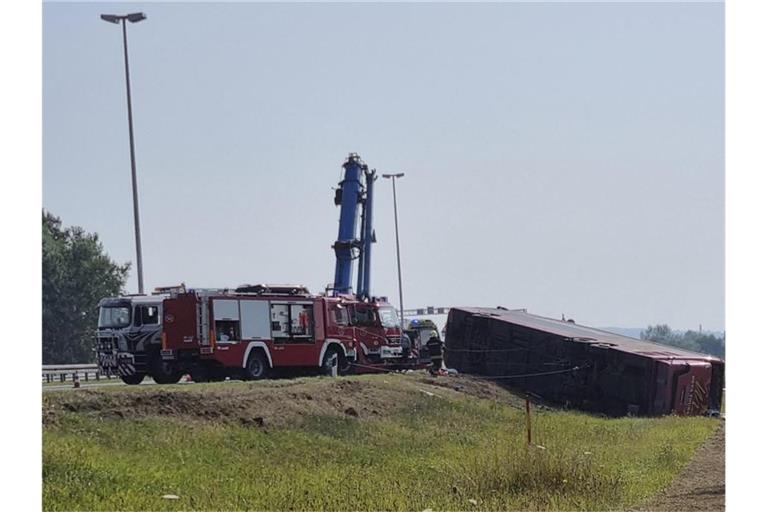 Rettungskräfte sind an der Stelle eines Busunfalls in der Nähe von Slavonski Brod im Einsatz. Foto: Luka Safundzic/SBONLINE/AP/dpa