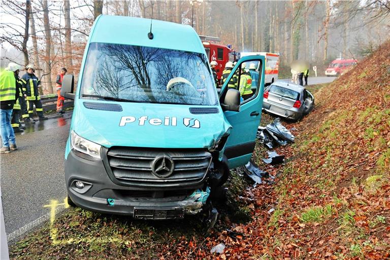 Rettungskräfte sind an der Unfallstelle. Foto: 7aktuell.de/Kevin Lermer