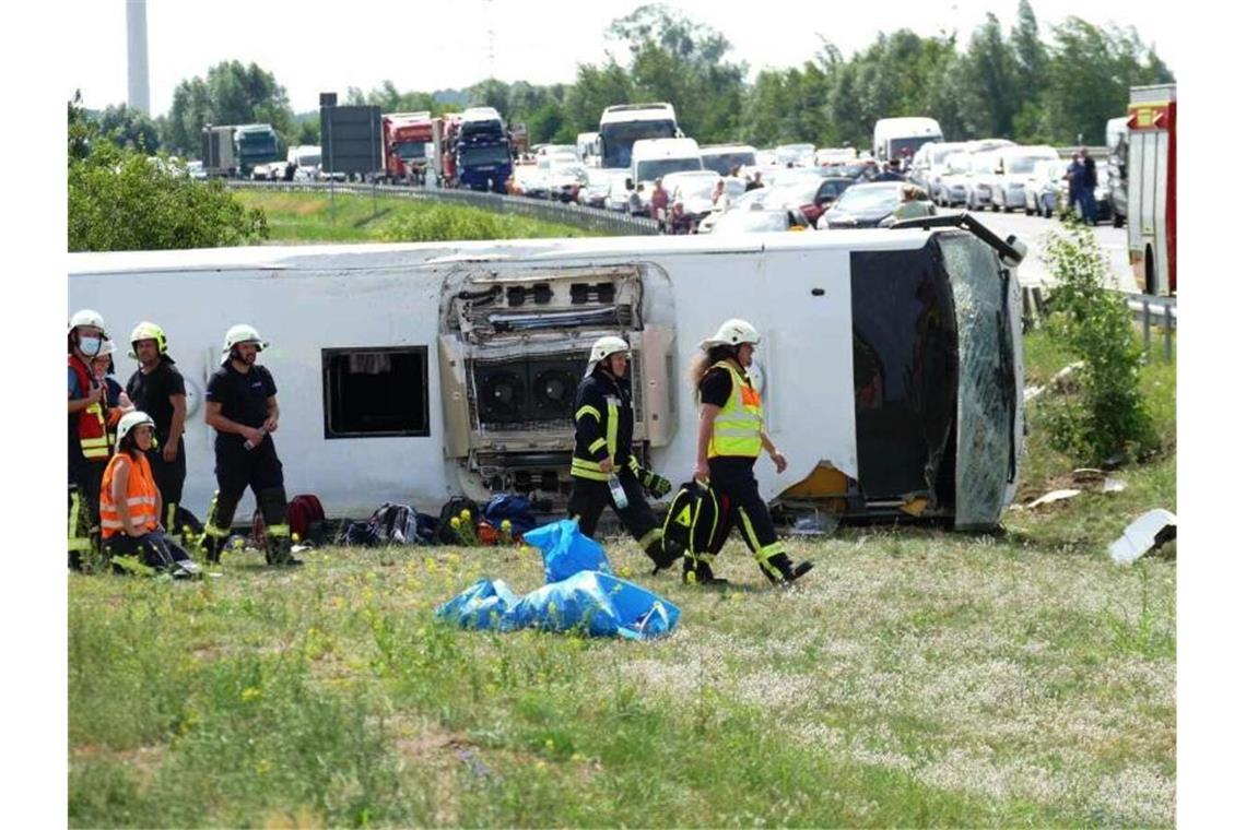 Reisebus verunglückt auf A13 - 19 Verletzte Rettungskräfte sind an der Unfallstelle im Einsatz. Foto: Christian/BLP/dpa