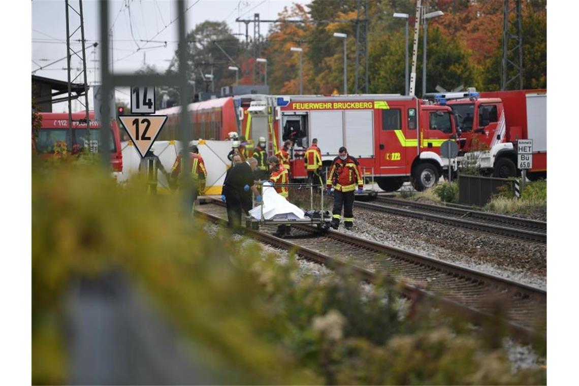 Rettungskräfte sind an der Unfallstelle im Einsatz. Zwei Schüler sind von einem Zug erfasst und tödlich verletzt worden. Foto: Matthias Balk/dpa