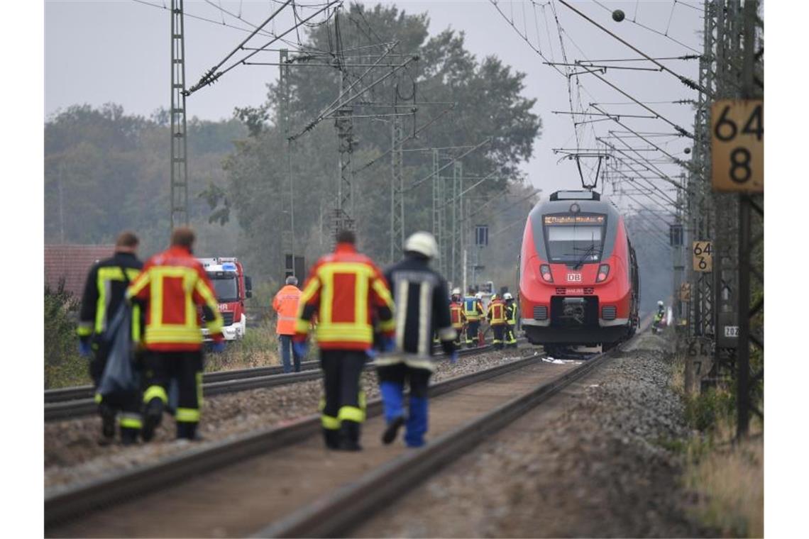 Rettungskräfte sind an der Unfallstelle im Einsatz. Zwei Schüler sind von einem Zug erfasst und tödlich verletzt worden. Foto: Matthias Balk/dpa