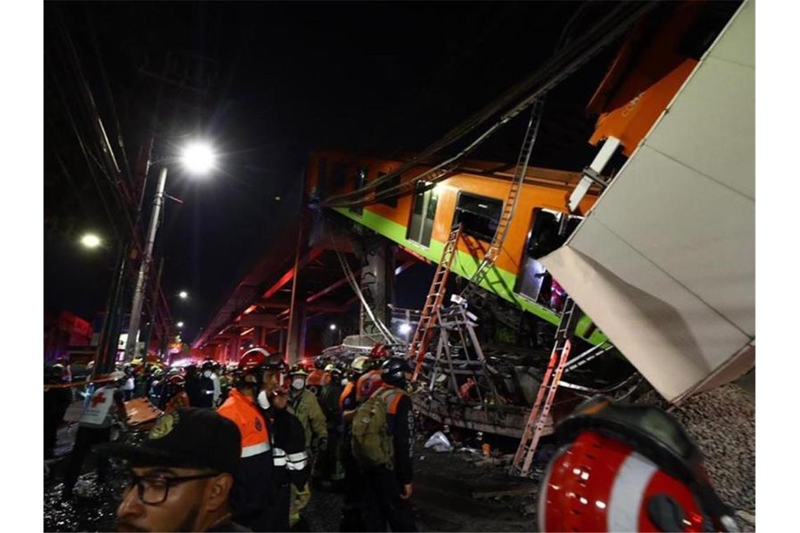 Zwei Dutzend Tote bei Einsturz von U-Bahnbrücke Rettungskräfte sind an der Unfallstelle in Mexikos Hauptstadt im Einsatz. Foto: El Universal/El Universal via ZUMA Wire/dpa