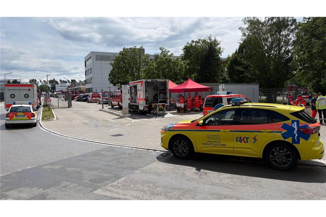Rettungskräfte sind an einem Betriebsgelände in Nürnberg im Einsatz. Mehrere Menschen sind dort nach dem Austritt einer Chemikalie verletzt worden.
