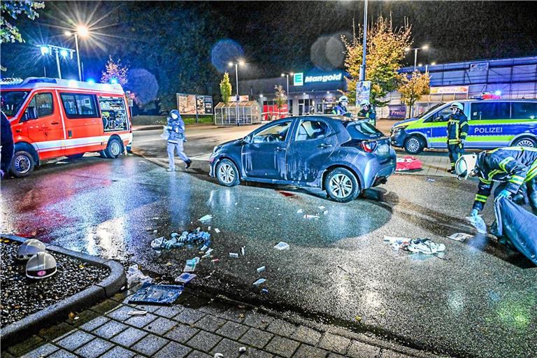 Rettungskräfte sind bei dem Unfall in der Eutighofer Straße in Schwäbisch Gmünd im Einsatz. Foto: onw-images / Jason Tschepljakow