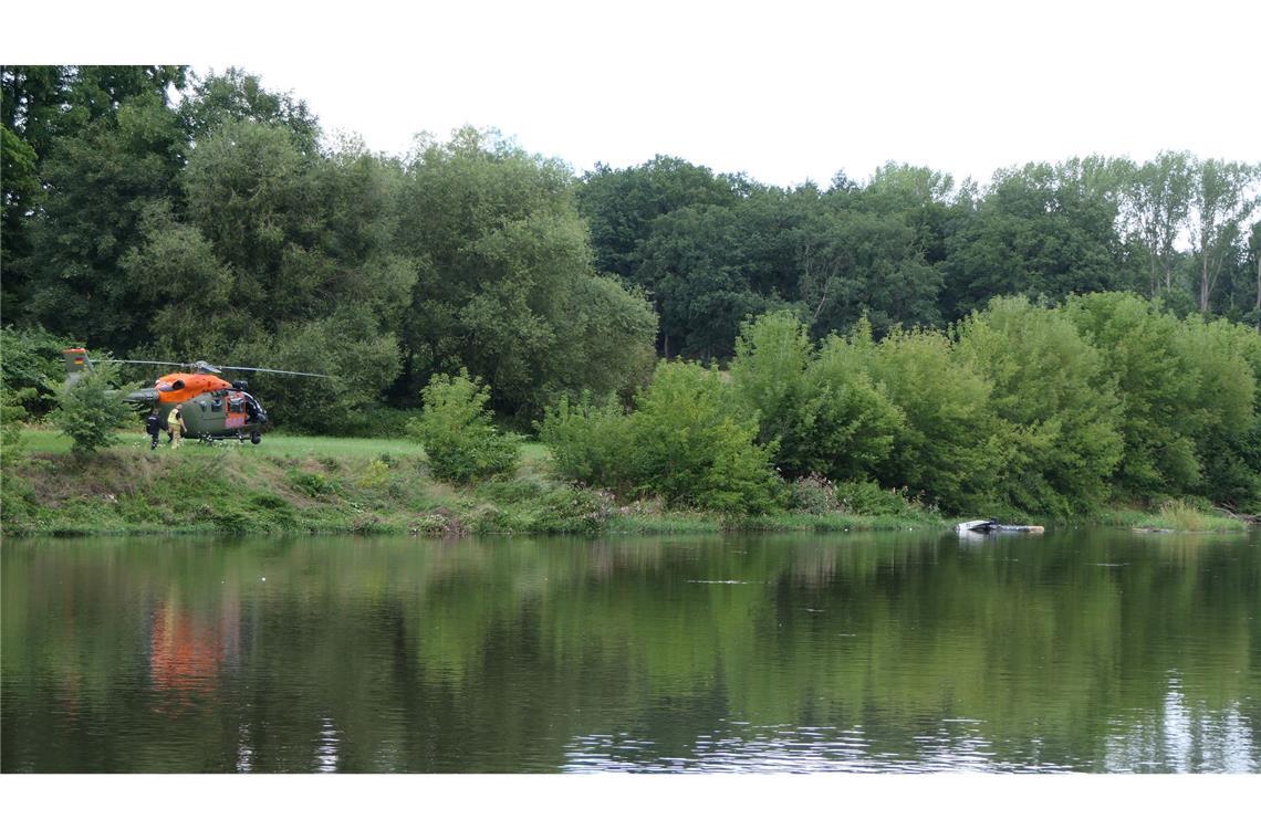 Trümmer im Fluss: Helikopter auf Bundeswehr-Flug abgestürzt Rettungskräfte sind im Einsatz.