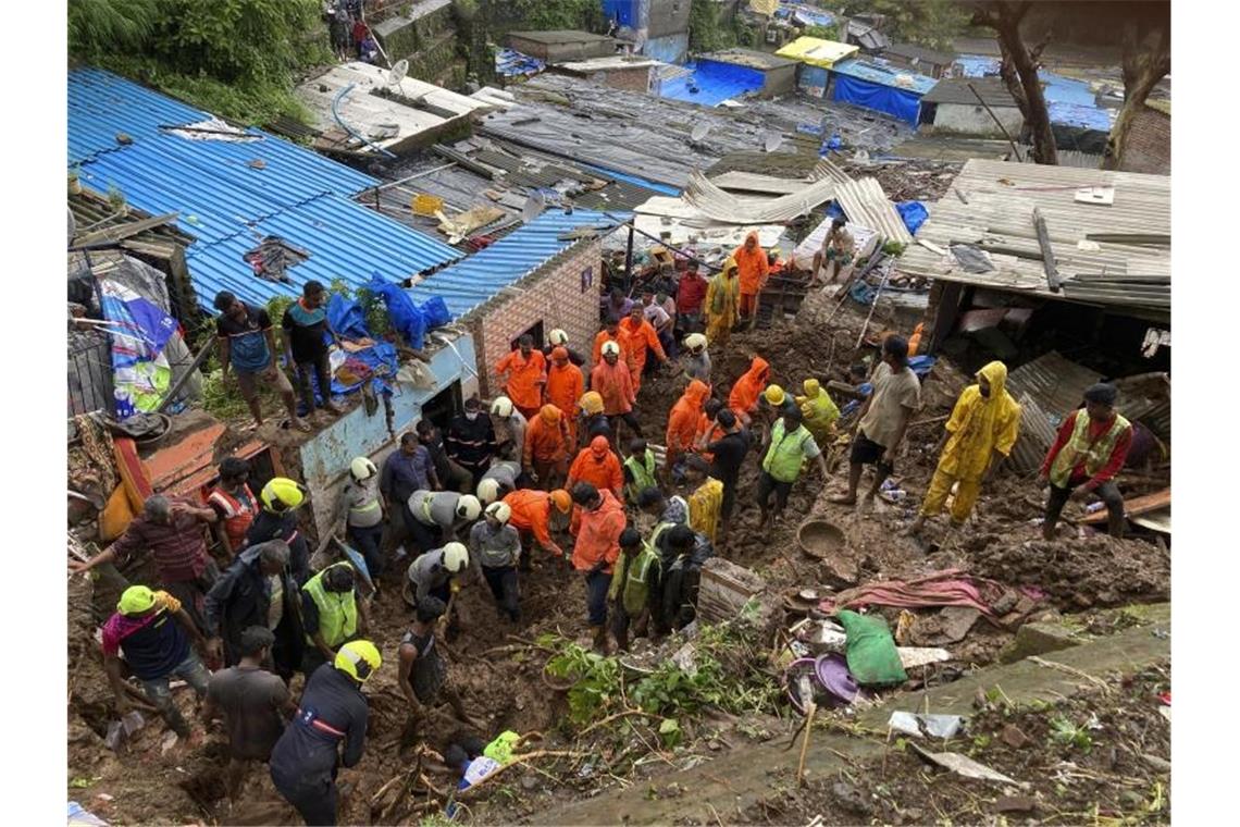 Rettungskräfte sind nach dem Einsturz mehrerer Häuser im Einsatz. Foto: Rajanish Kakade/AP/dpa