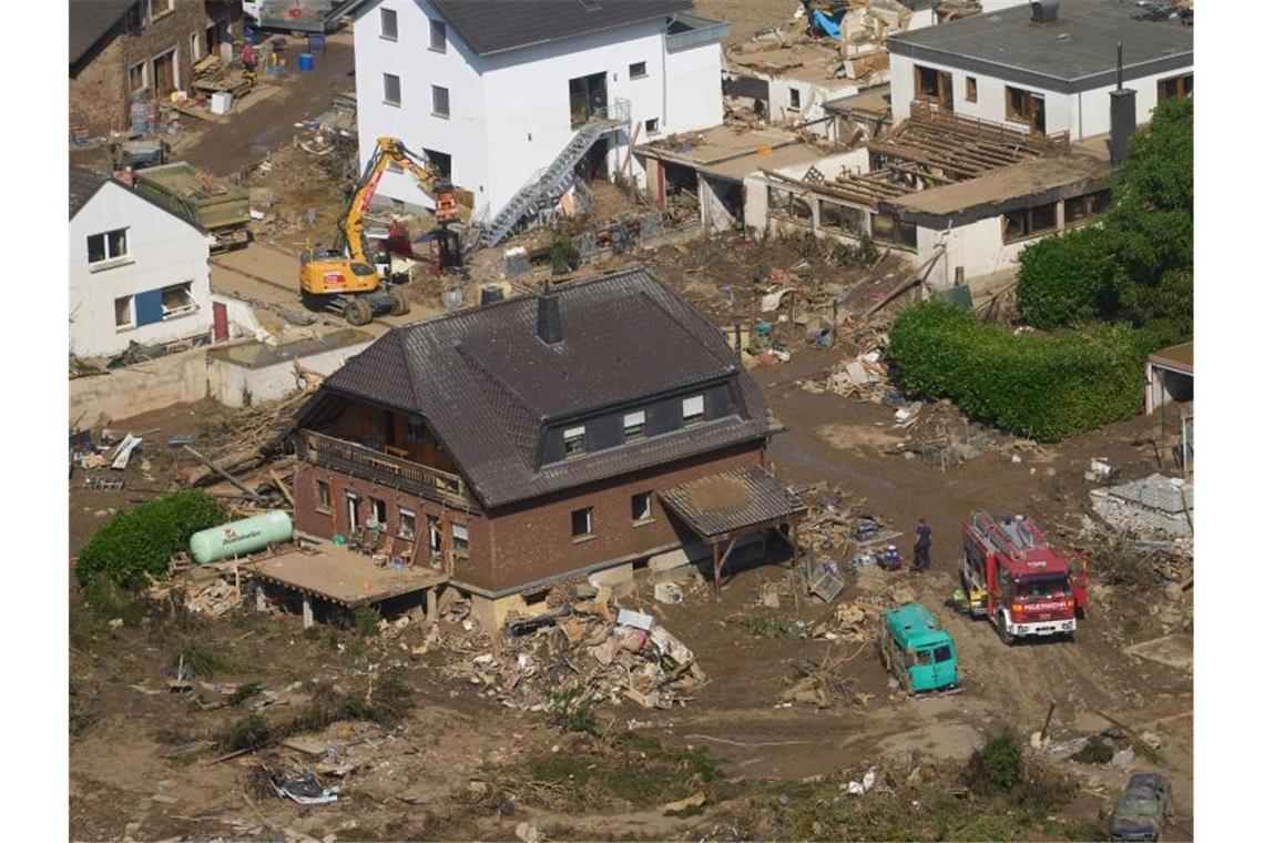 Menschen in Flutregion bereiten sich auf neuen Regen vor Rettungskräfte sind nach dem Hochwasser im Einsatz. Die Flut hat auch hier zahlreiche Häuser zerstört. Foto: Thomas Frey/dpa
