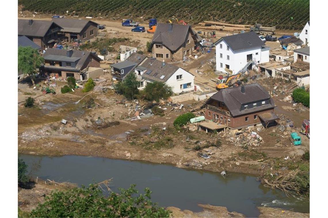 Rettungskräfte sind nach dem Hochwasser in Marienthal in Rheinland-Pfalz im Einsatz. Foto: Thomas Frey/dpa