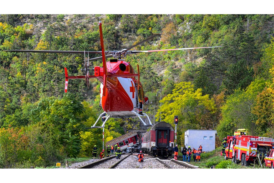 Viele Verletzte bei Zugkollision in der Slowakei Rettungskräfte sind nach der Kollision zweier Schnellzüge in der Gemeinde Jablonov nad Turnou im Bezirk Roznava im Einsatz.