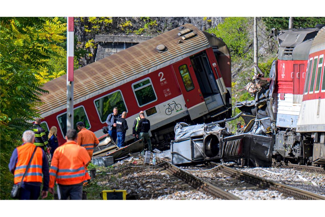 Viele Verletzte bei Zugkollision in der Slowakei Rettungskräfte sind nach der Kollision zweier Schnellzüge in der Gemeinde Jablonov nad Turnou im Bezirk Roznava im Einsatz.