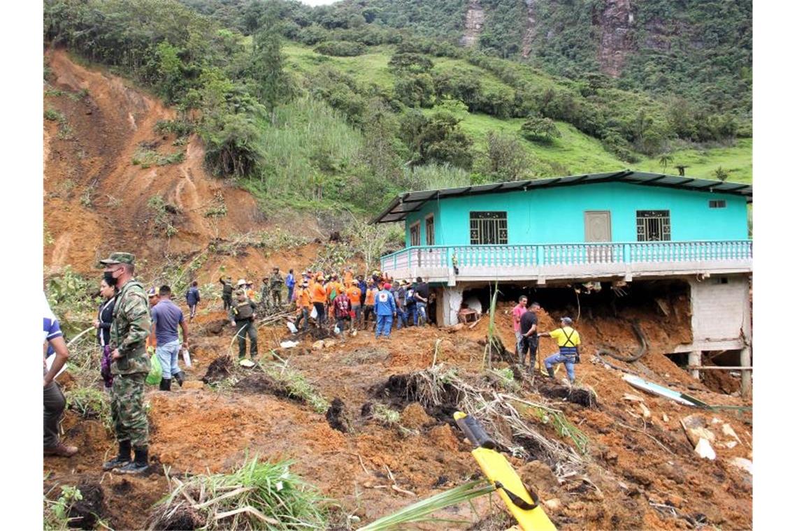 Mindestens elf Tote nach Erdrutsch in Kolumbien Rettungskräfte sind nach einem Erdrutsch im Südwesten Kolumbiens im Einsatz. Mindestens elf Menschen kamen bei dem Erdrutsch ums Leben, teilte der Katastrophenschutz des Landes mit. Foto: Leonardo Castro/colprensa/dpa