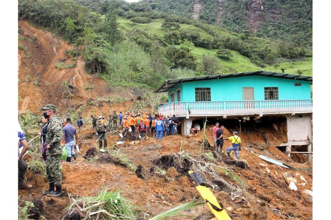 Rettungskräfte sind nach einem Erdrutsch im Südwesten Kolumbiens im Einsatz. Mindestens elf Menschen kamen bei dem Erdrutsch ums Leben, teilte der Katastrophenschutz des Landes mit. Foto: Leonardo Castro/colprensa/dpa