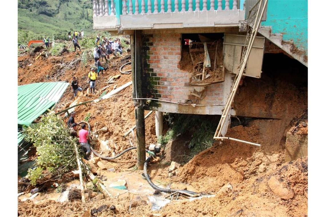 Rettungskräfte sind nach einem Erdrutsch im Südwesten Kolumbiens im Einsatz. Mindestens elf Menschen kamen bei dem Erdrutsch ums Leben, teilte der Katastrophenschutz des Landes mit. Foto: Leonardo Castro/colprensa/dpa