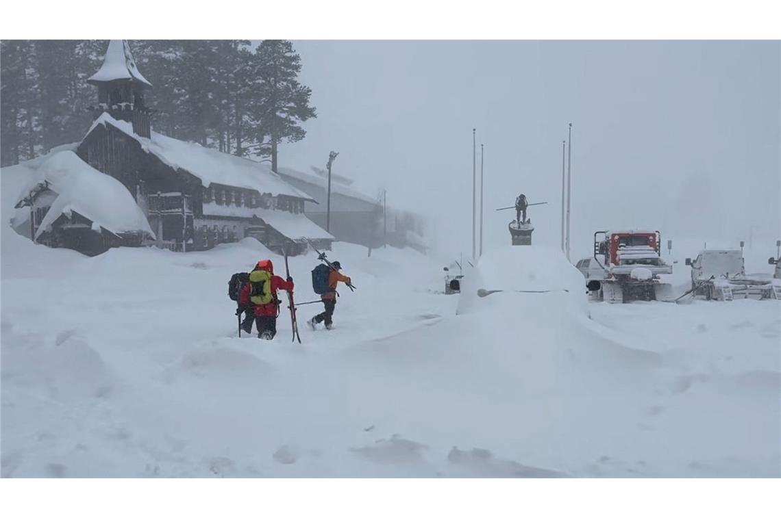 Rettungskräfte sind nach einer Lawine in Castle Peak im Einsatz.
