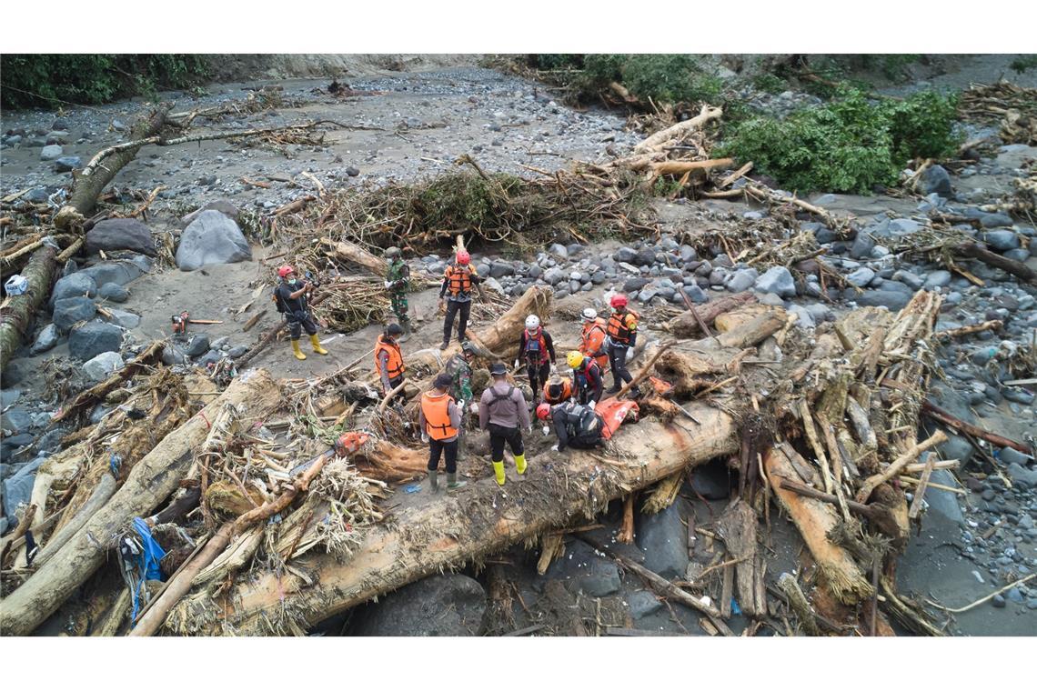 Rettungskräfte sind seit Tagen im Einsatz.
