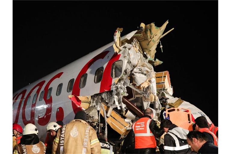 Rettungskräfte sind vor Ort: Das Flugzeug war am Flughafen Sabiha Gökcen von der Landebahn abgekommen und hat Feuer gefangen hat. Foto: Can Erok/DHA/AP/dpa