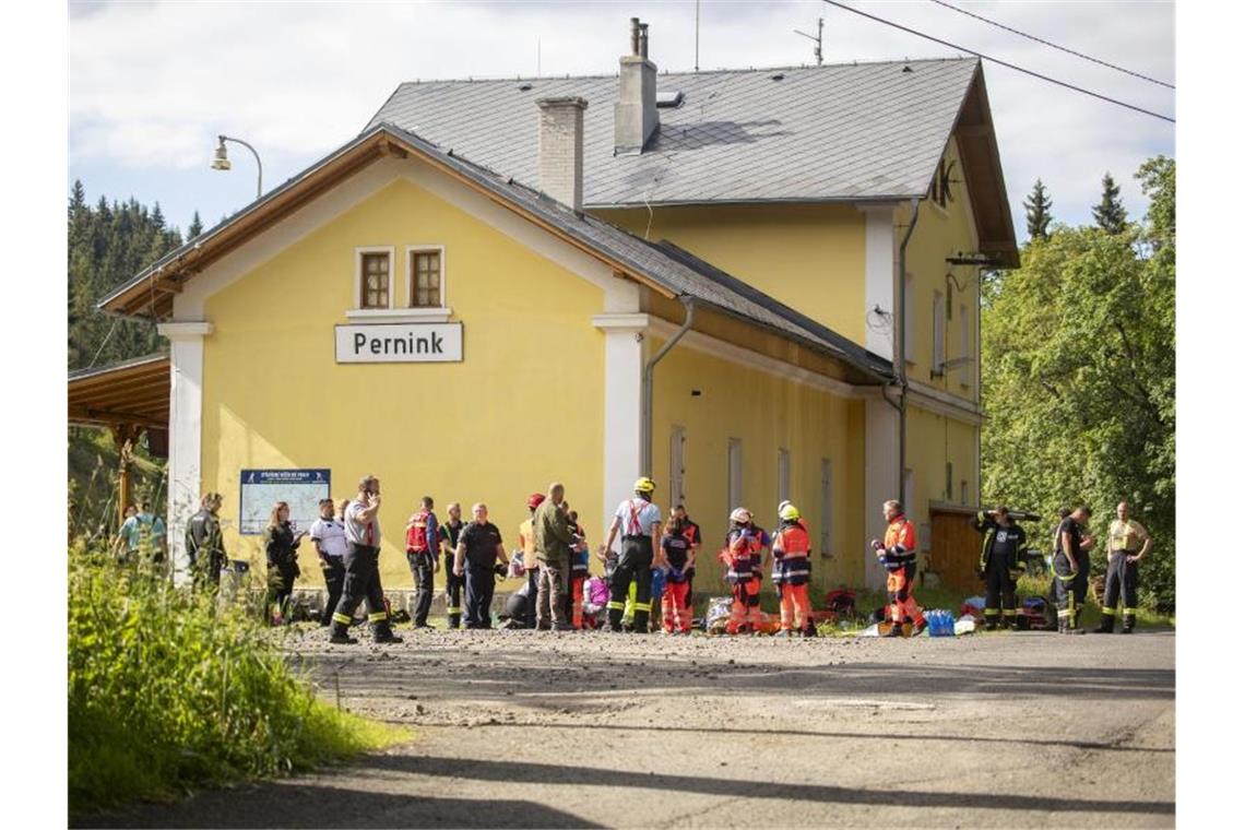 Rettungskräfte stehen am Bahnhof im tschechischen Pernink. Foto: Bernd März/dpa