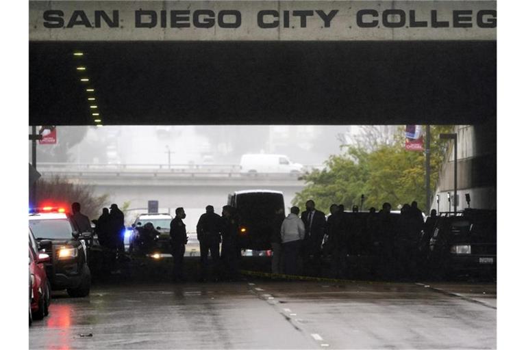 Rettungskräfte stehen am Unfallort in San Diego, nachdem ein 71-Jähriger mit seinem Fahrzeug auf einen Gehsteig geraten und in eine Gruppe Fußgänger gerast ist. Foto: Gregory Bull/AP/dpa