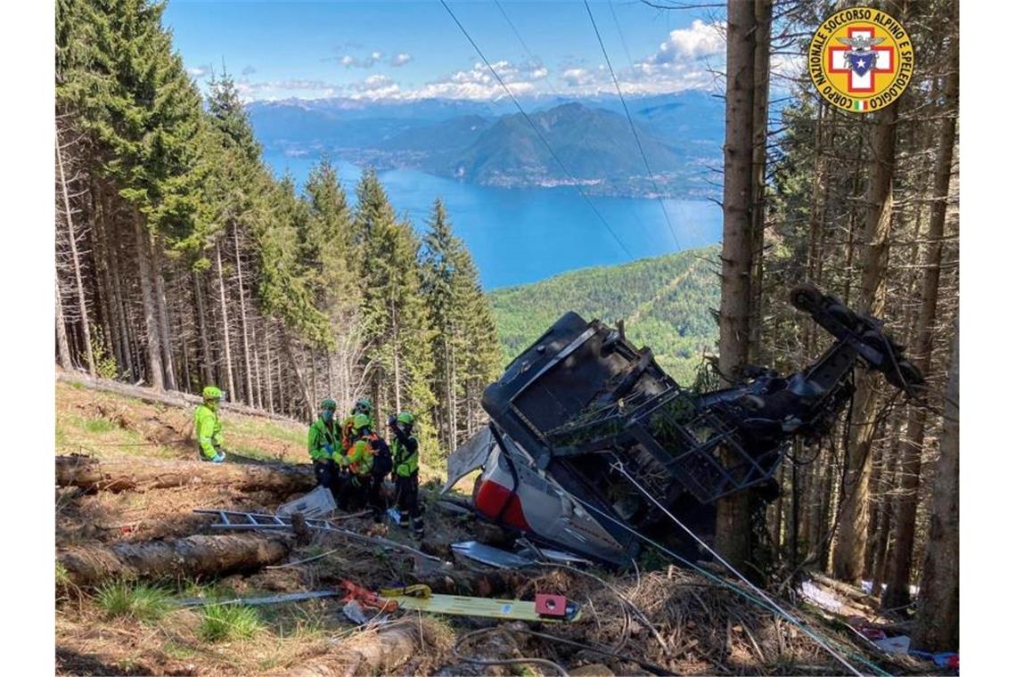 14 Tote bei Seilbahnunglück in Italien Rettungskräfte stehen am Wrack der Gondel, die in der Nähe des Gipfels abgestürzt ist. Foto: Uncredited/Soccorso Alpino e Speleologico Piemontese/dpa
