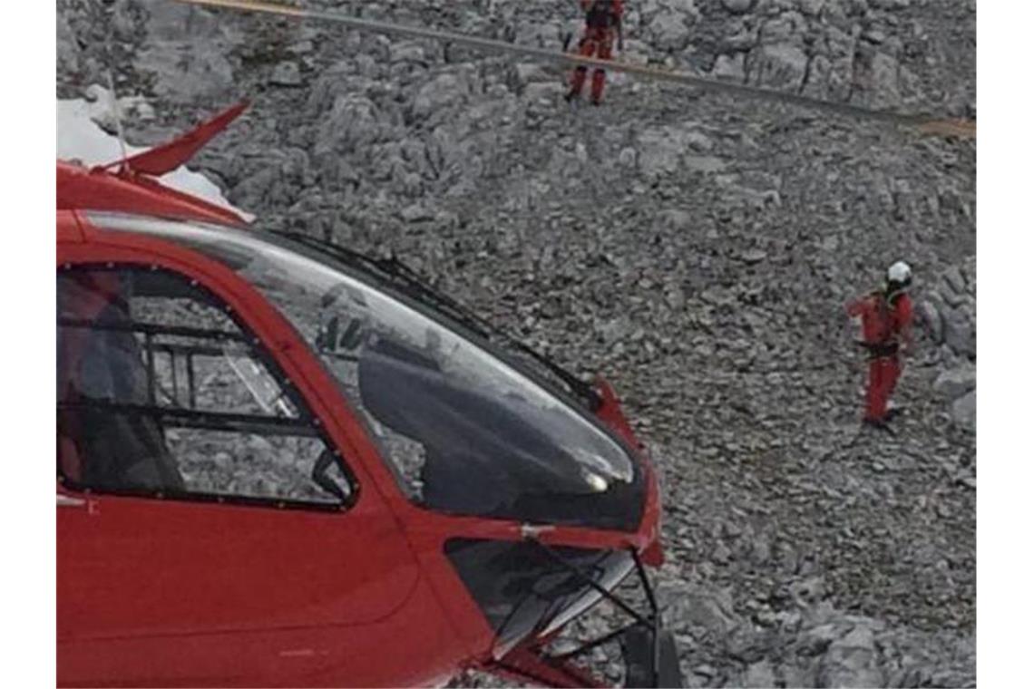 Drei Tote bei Kleinflugzeug-Absturz in Tirol Rettungskräfte stehen an der Unfallstelle. Foto: Zeitungsfoto.At/APA
