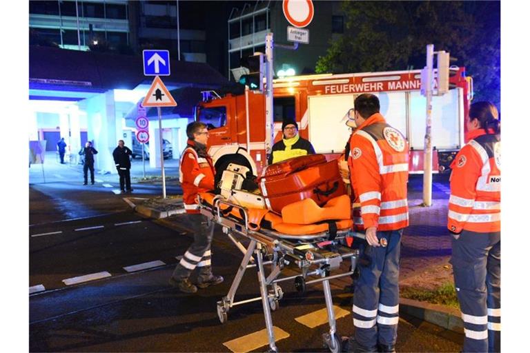 Rettungskräfte stehen einem Hochhaus in Mannheim, in dem ein Brand ausgebrochen war. Foto: R.Priebe /Pr-Video/dpa