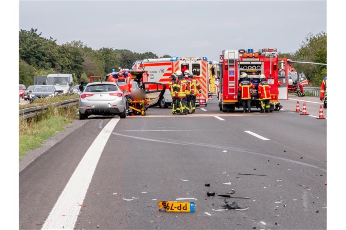 Auffahrunfall auf A5: Drei Erwachsene und Kleinkind verletzt Rettungskräfte stehen nach einem Auffahrunfall auf der Autobahn 5 nahe Muggensturm (Kreis Rastatt) auf der Fahrbahn. Foto: Aaron Klewer/Einsatz-Report24/dpa