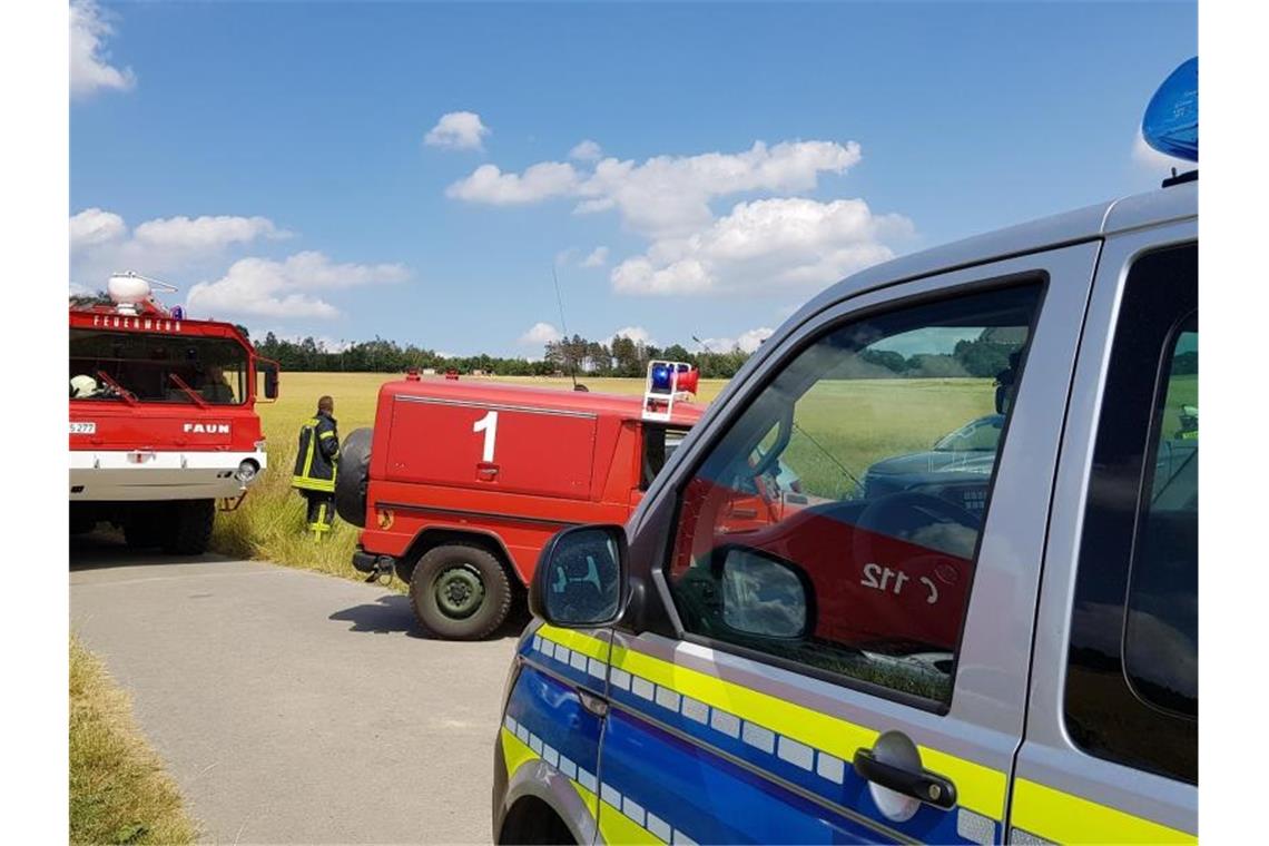 Rettungskräfte stehen nahe der Unfallstelle, an der ein Huschrauber der Bundeswehr abgestürzt ist. Foto: Polizei Hameln