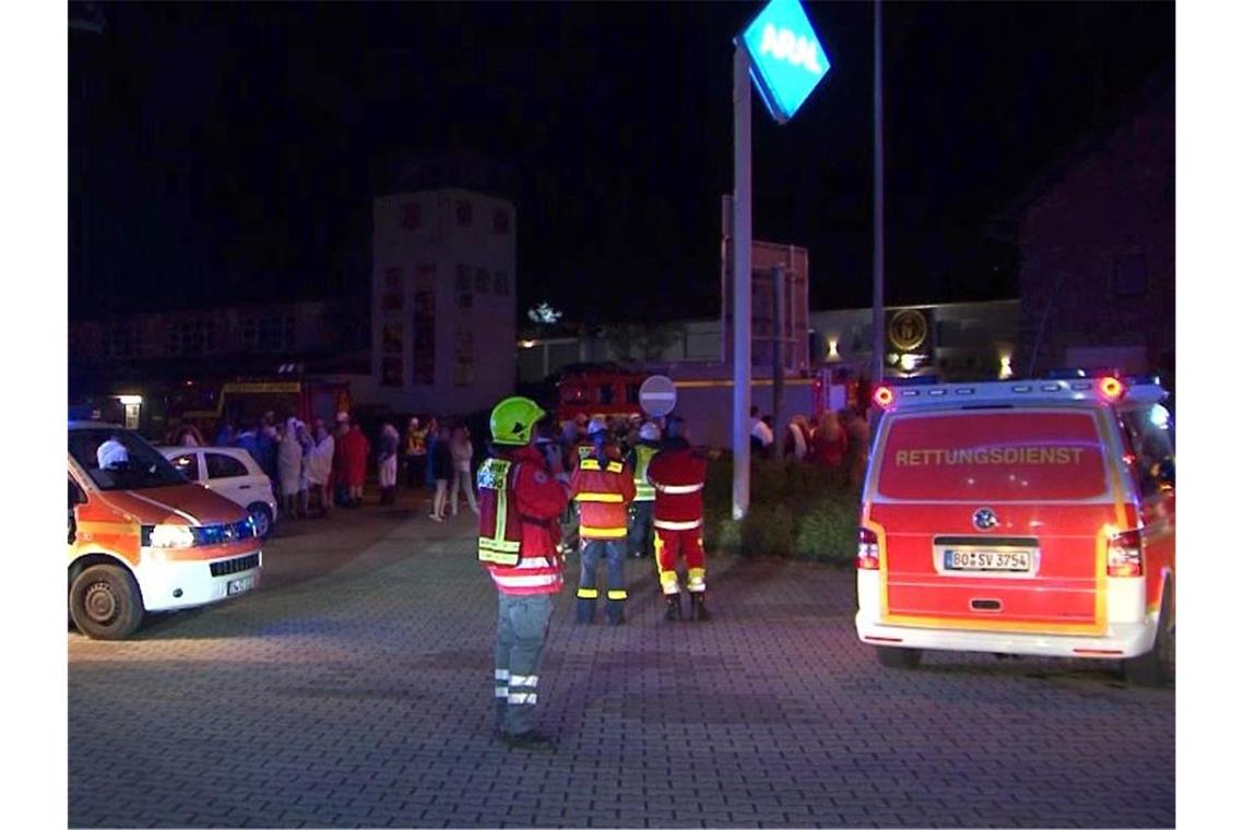Rettungskräfte stehen vor dem Swinger-Club im nordrhein-westfälischen Hattingen. Foto: -/TNN/dpa