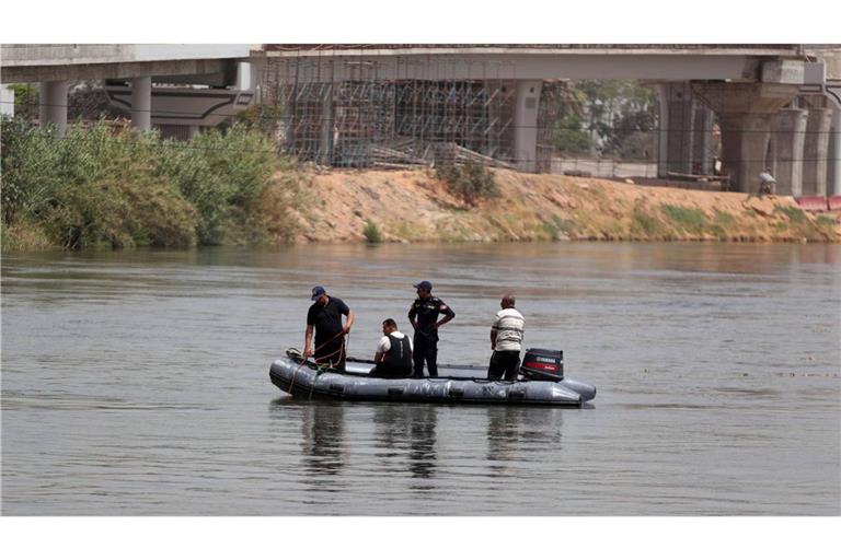 Rettungskräfte suchen auf dem Nil nach Opfern, nachdem in Ägypten ein Minibus von einer Fähre gestürzt ist.