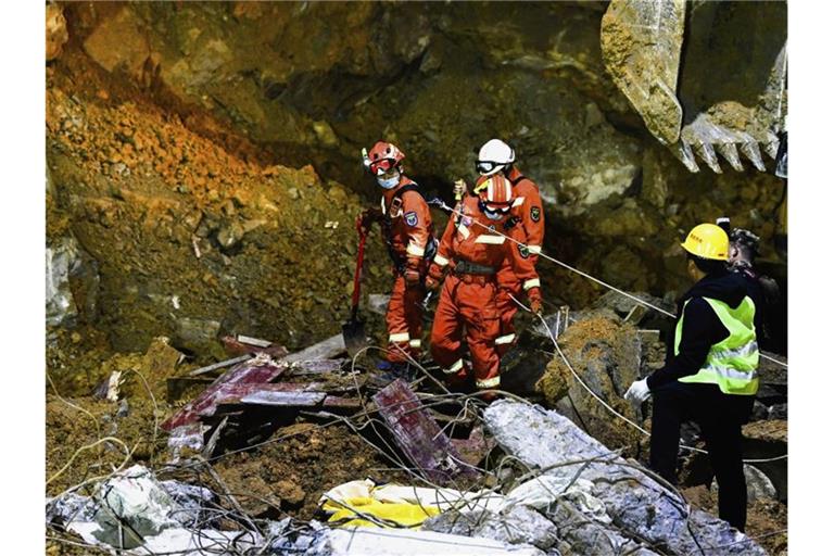 Rettungskräfte suchen den Ort eines Erdrutsches in Bijie in der südwestchinesischen Provinz Guizhou ab. Foto: Anonymous/Xinhua/AP/dpa